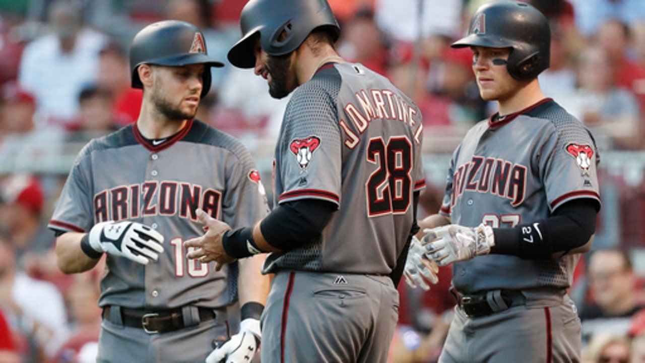Martinez hurts hand, Diamondbacks fall to Reds 4-3 in 11 (Jul 19, 2017)